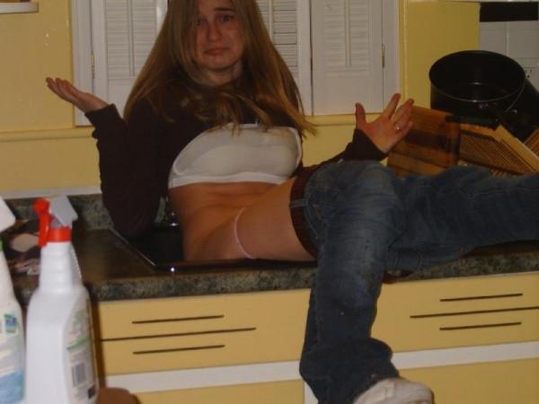 15P Amateur babes pissing