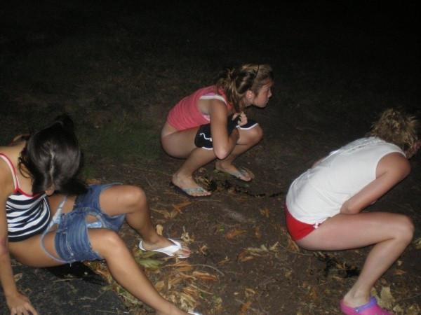 15P Amateur babes pissing