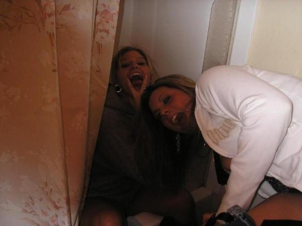 15P Amateur babes pissing