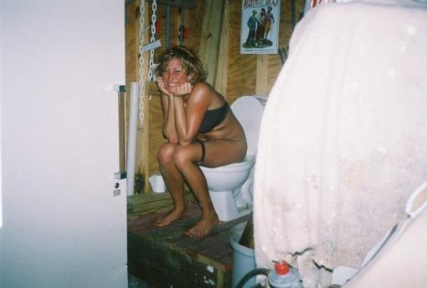 15P Amateur babes pissing