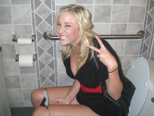 15P Amateur babes pissing