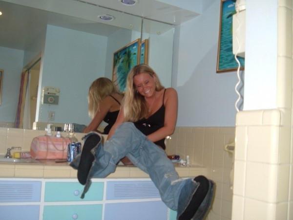 15P Amateur babes pissing