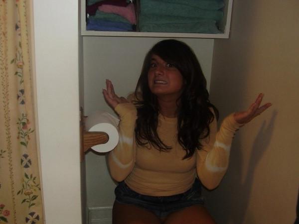 15P Hot amateur babe pissing