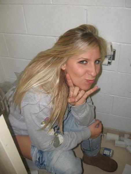 15P Hot amateur babe pissing