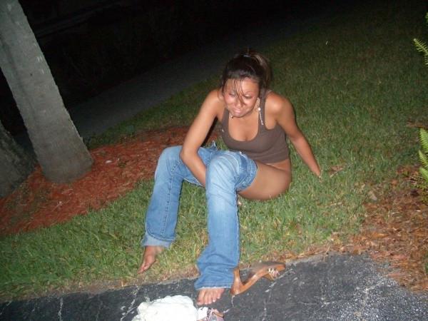 15P Hot amateur babe pissing