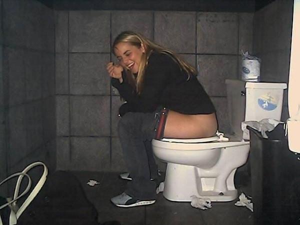 15P Hot amateur babe pissing