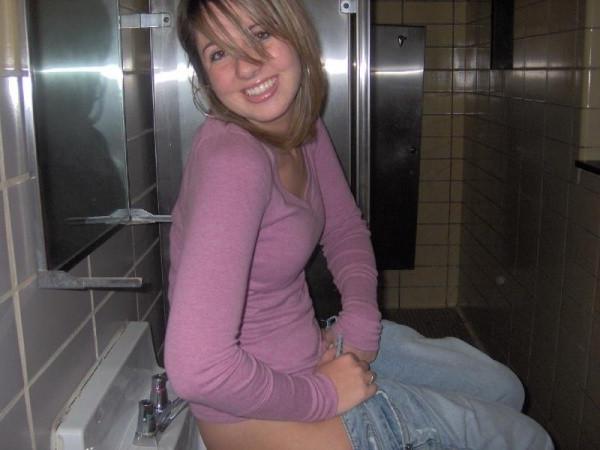 15P Hot amateur babe pissing