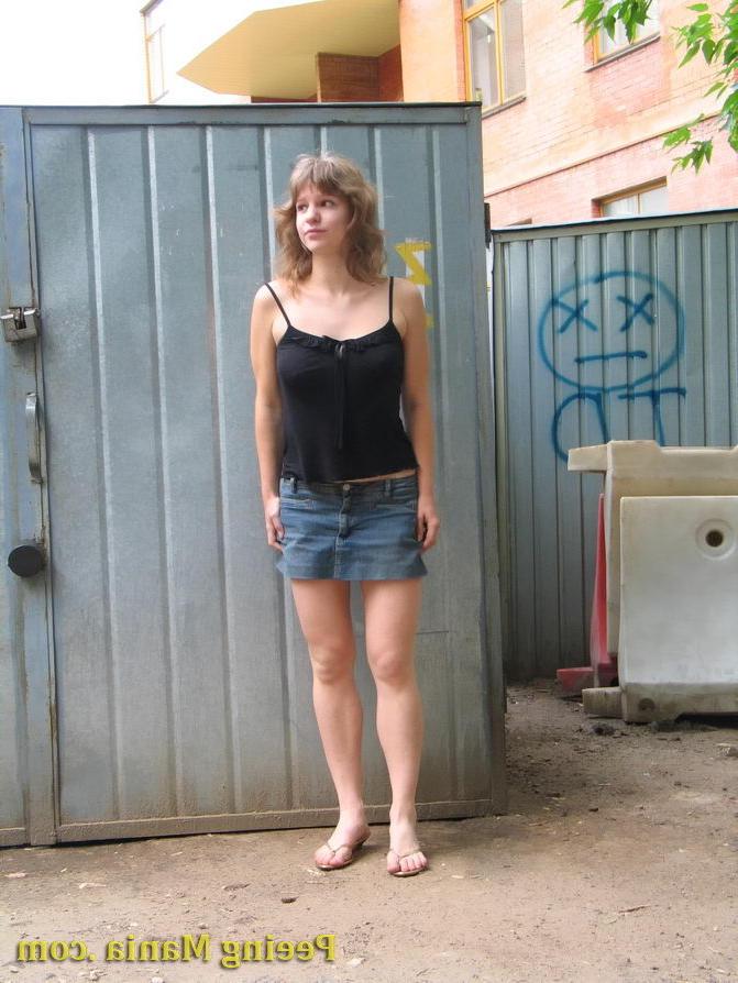 15P Amiable chick takes pleasure in bladder busting action in the open air