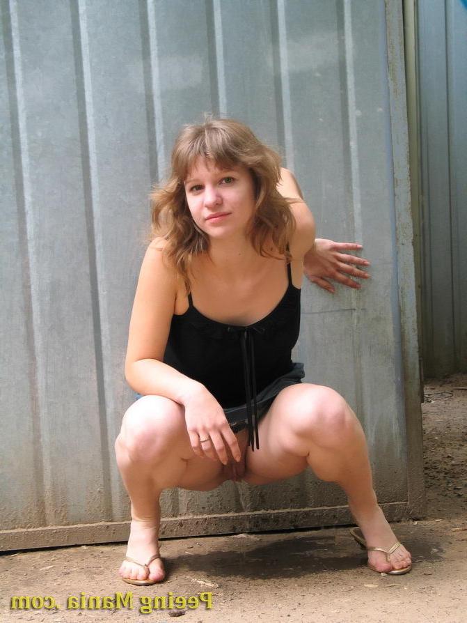 15P Amiable chick takes pleasure in bladder busting action in the open air