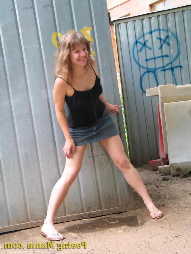 15P Amiable chick takes pleasure in bladder busting action in the open air