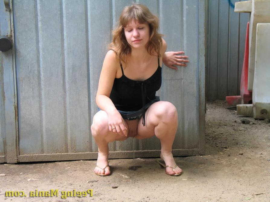 15P Amiable chick takes pleasure in bladder busting action in the open air