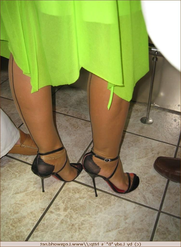 12P Amateur lady in stockings leg pleasing two guys