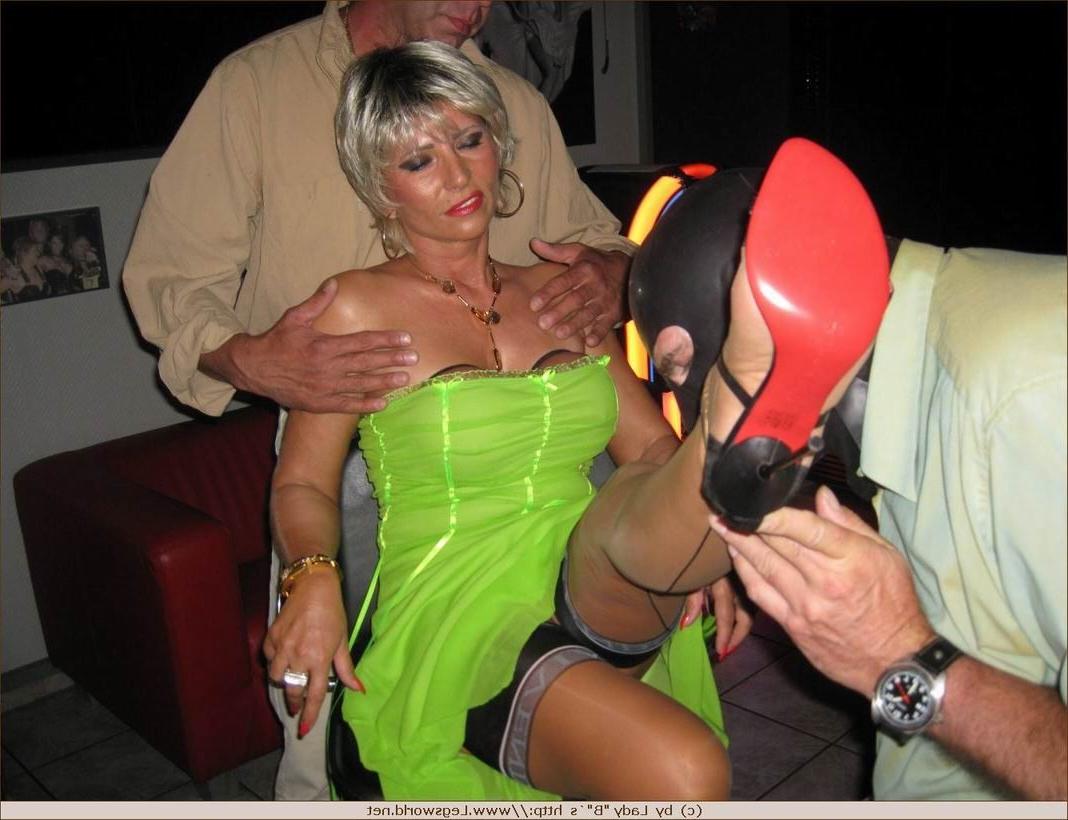 12P Amateur lady in stockings leg pleasing two guys