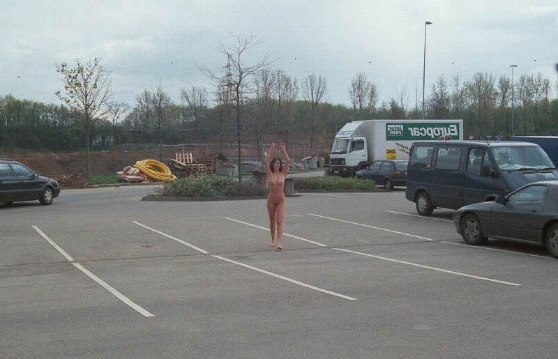 20P Busty gal walks nude at parking lot