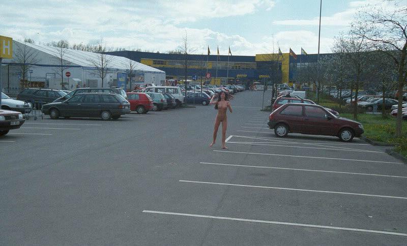 20P Busty gal walks nude at parking lot