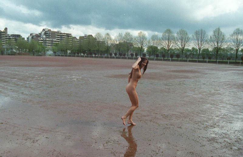 20P Busty gal walks nude at parking lot