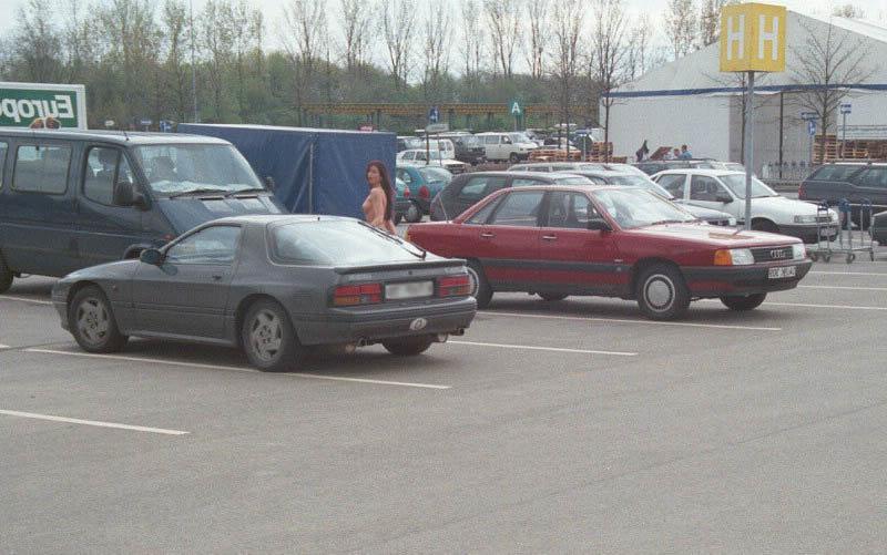 20P Busty gal walks nude at parking lot
