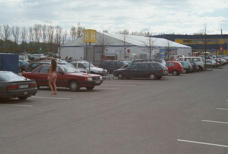 20P Busty gal walks nude at parking lot