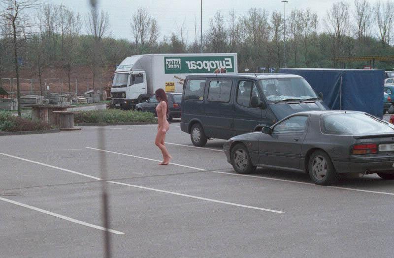 20P Busty gal walks nude at parking lot