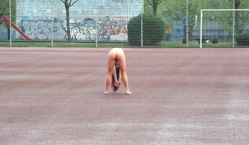20P Busty gal walks nude at parking lot