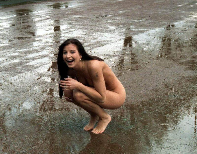 20P Busty gal walks nude at parking lot