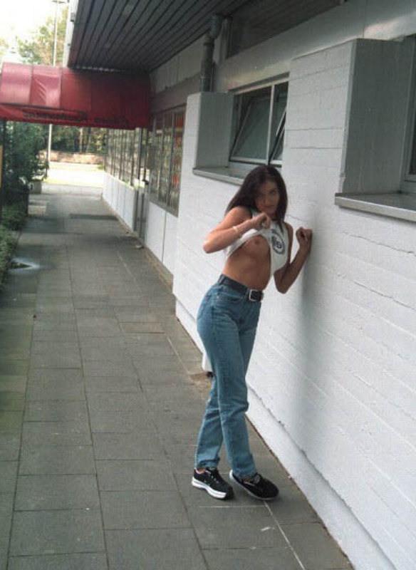 20P Busty gal walks nude at parking lot