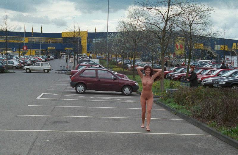 20P Busty gal walks nude at parking lot
