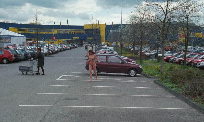 20P Busty gal walks nude at parking lot