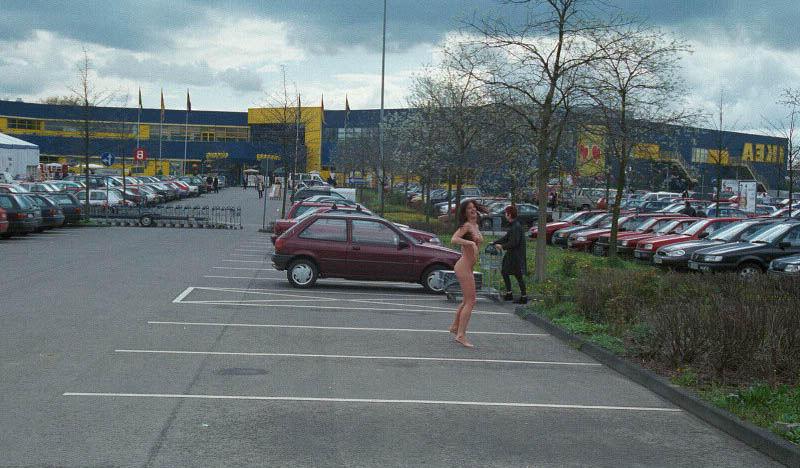 20P Busty gal walks nude at parking lot