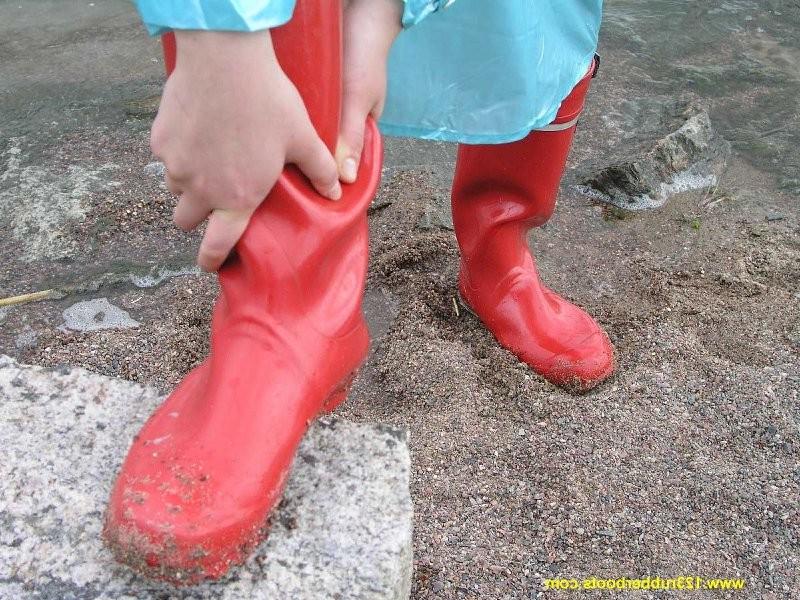 20P Cute redhead in sexy rubber boots and raincoat