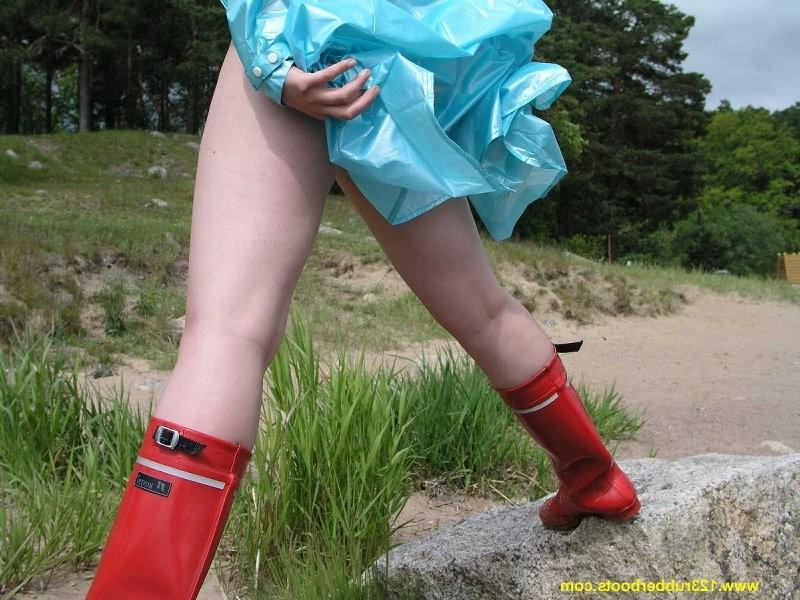 20P Cute redhead in sexy rubber boots and raincoat