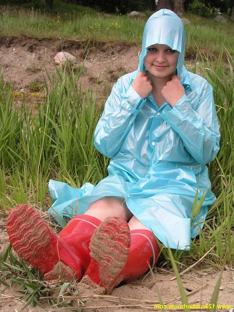 20P Cute redhead in sexy rubber boots and raincoat