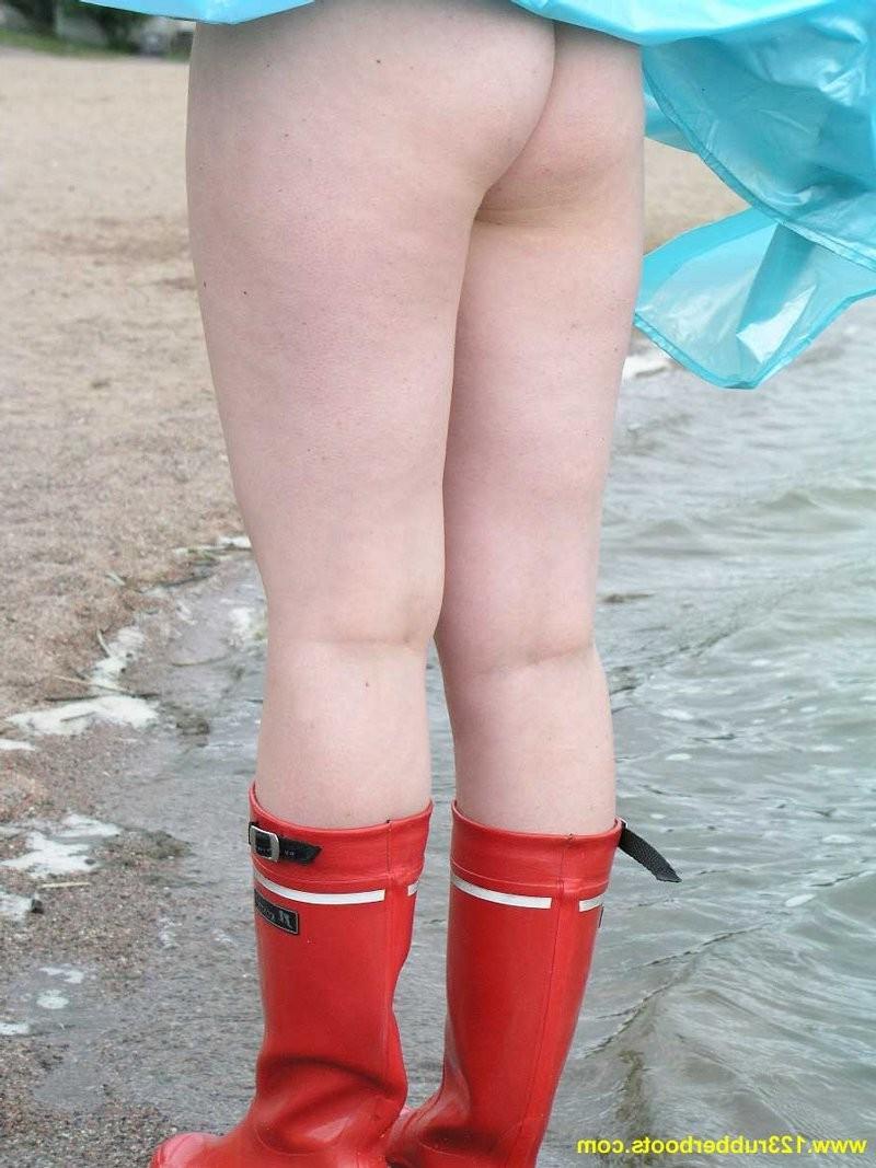 20P Cute redhead in sexy rubber boots and raincoat