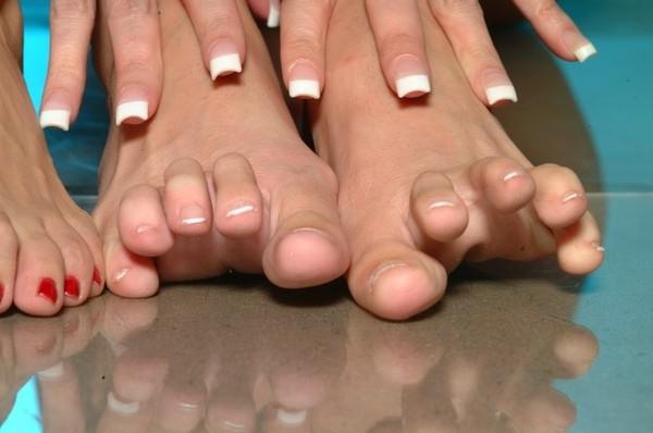15P Couple of sexy feet close-up shots