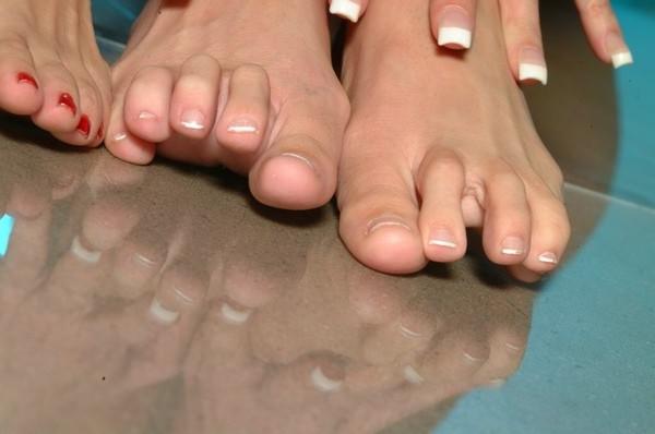 15P Couple of sexy feet close-up shots