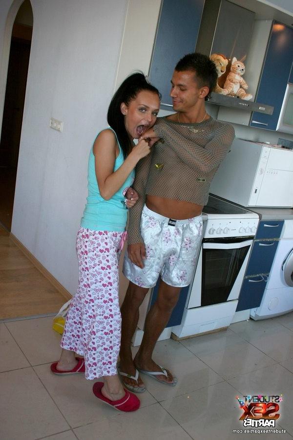 8P Teen girls eating coed's cum