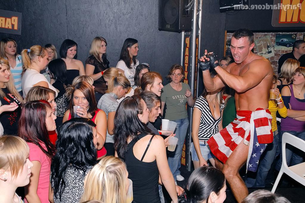 11P Party girls blowing male strippers