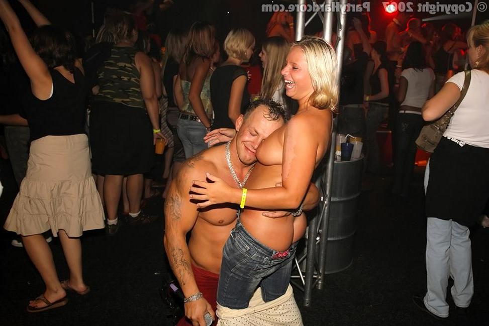 19P Ordinary but horny babes going wild at male strippers night