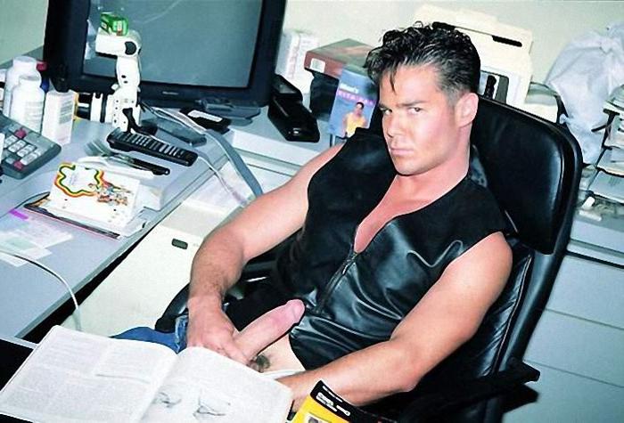 20P Muscle latino boss drilling his clerk till he cums in an office