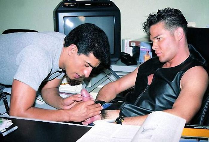 20P Muscle latino boss drilling his clerk till he cums in an office