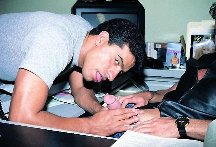 20P Muscle latino boss drilling his clerk till he cums in an office