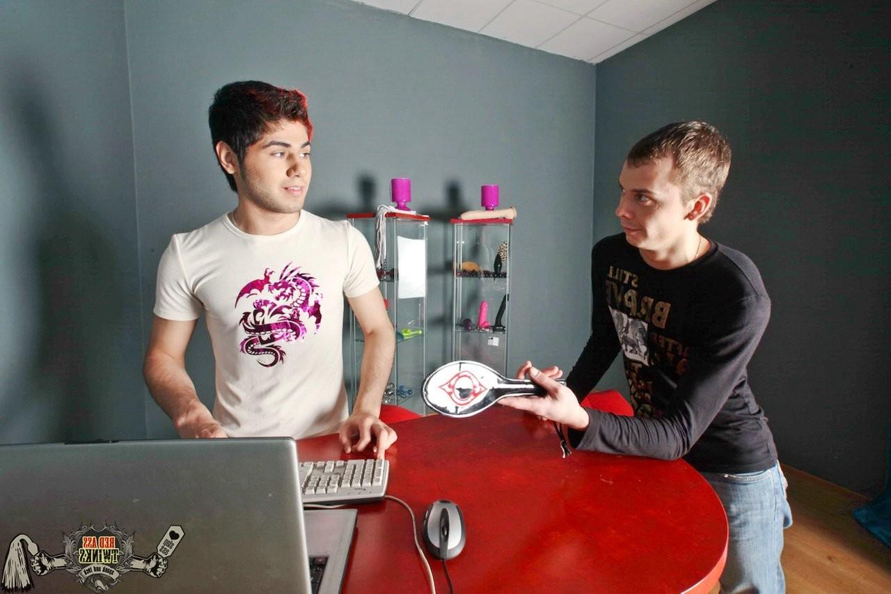 15P Dominant homo master delivers some punishment to a hot twink ass