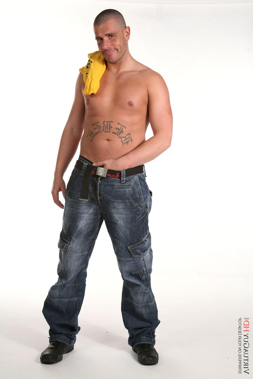 15P Guy stripping naked and showing tattoos on the body