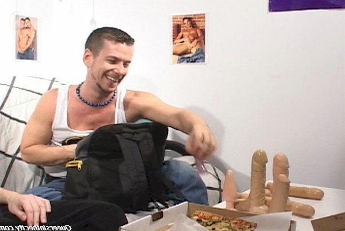 15P Stud sucking off the pizza boy