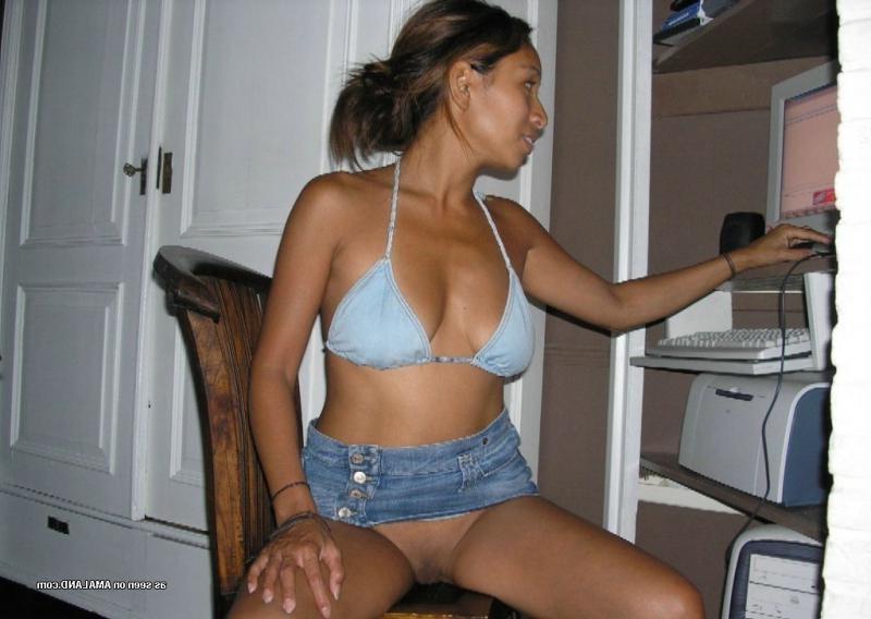 13P Latin slut playing with her holes and eating cum