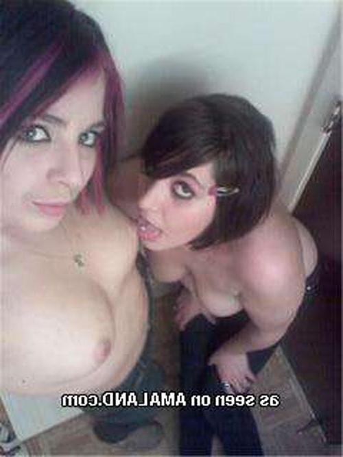 15P Photo set of amateur emo lesbians getting kinky