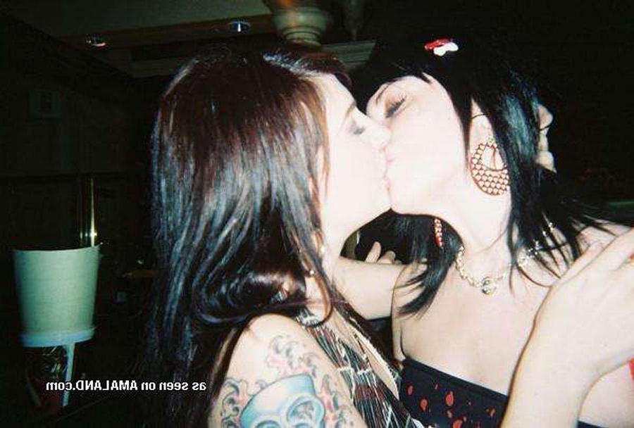 15P Photo set of amateur emo lesbians getting kinky