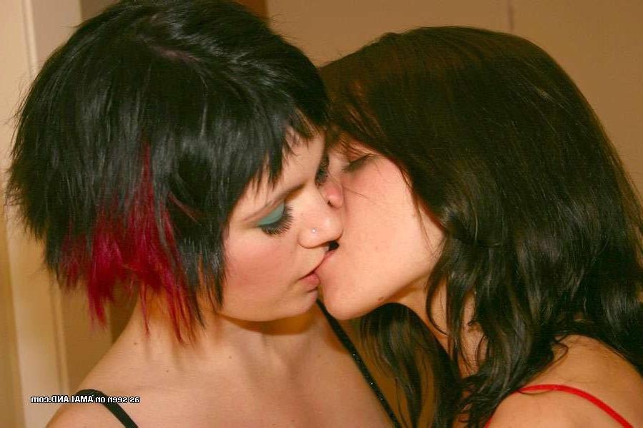 15P Photo set of amateur emo lesbians getting kinky