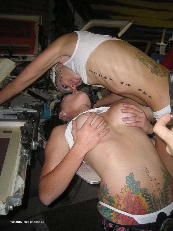 15P Photo set of amateur emo lesbians getting kinky