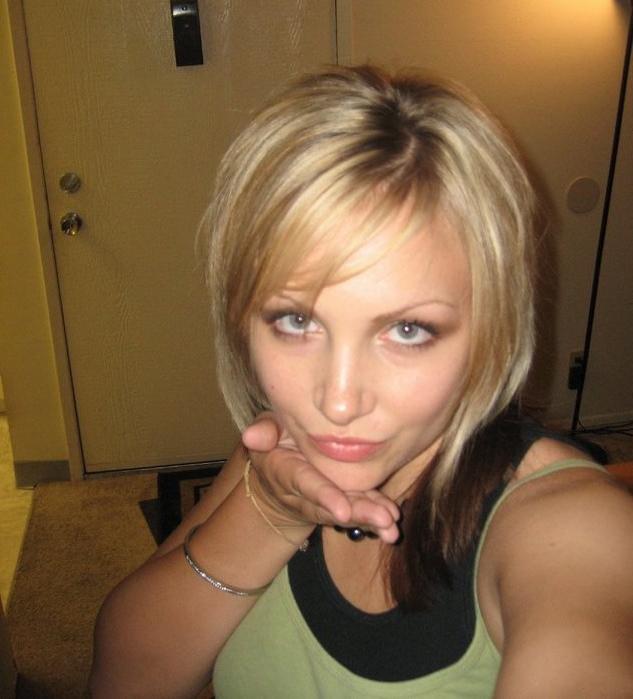 16P Photos of a girl naked in my room